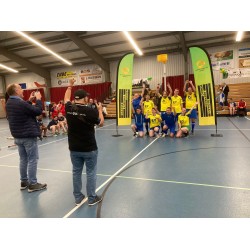 Passend korfbal met enthousiaste deelnemers.